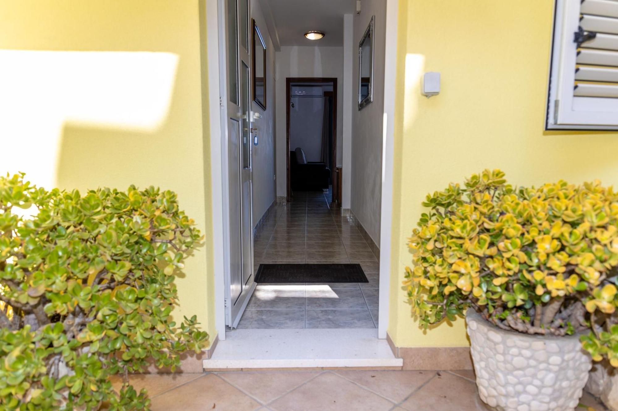 Apartments Dijana Prigradica Exterior photo